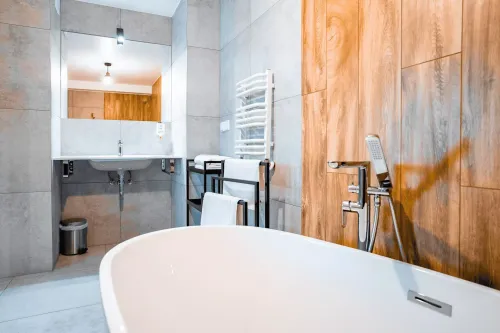 apartament_dwuosobowy_z_azienkk_w_hotelu__centrum_molo_noclegi_nad_zalewem_sulejowskim_w_dzkim__1