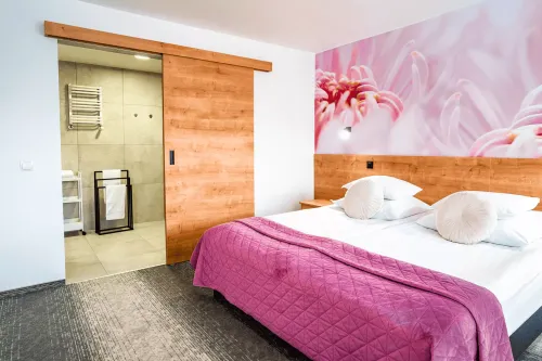 apartament_dwuosobowy_z_azienkk_w_hotelu__centrum_molo_noclegi_nad_zalewem_sulejowskim_w_wojewdztwie_dzkim_5