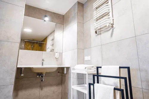 apartament_dwuosobowy_z_azienkk_w_hotelu__centrum_molo_noclegi_nad_zalewem_sulejowskim_w_wojewdztwie_dzkim_7