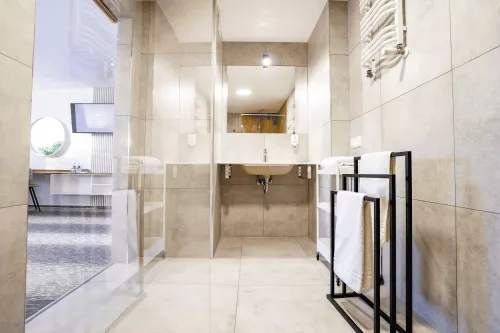 apartament_dwuosobowy_z_azienkk_w_hotelu__centrum_molo_noclegi_nad_zalewem_sulejowskim_w_wojewdztwie_dzkim_8