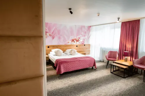 apartament_dwuosobowy_z_azienkk_w_hotelu__centrum_molo_noclegi_nad_zalewem_sulejowskim_w_wojewdztwie_dzkim_rowy