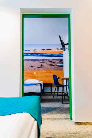 big_pokj_rodzinny_z_drzwiami_przejciowymi_w_centrum_molo_noclegi_w_dzkim_nad_zalewem_sulejowskim