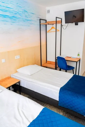 pokj_dwuosobowy_rodzinny_z_drzwiami_przechodnimi_do_ssiedniego_pokoju_w_centrum_molo_nocleg_w_dzkim_nad_jeziorem