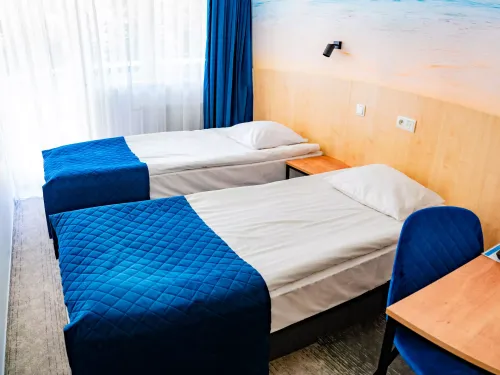 pokj_jednoosobowy_z_azienkk_w_hotelu__centrum_molo_noclegi_nad_zalewem_sulejowskim_w_dzkim