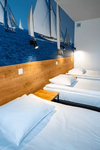 pokj_trzyosobowy_w_centrum_molo_hotel_nad_zalewem_sulejowskim_w_dzkim