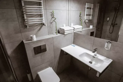 pokj_z_azienkk_w_hotelu__centrum_molo_noclegi_nad_zalewem_sulejowskim_w_wojewdztwie_dzkim_10