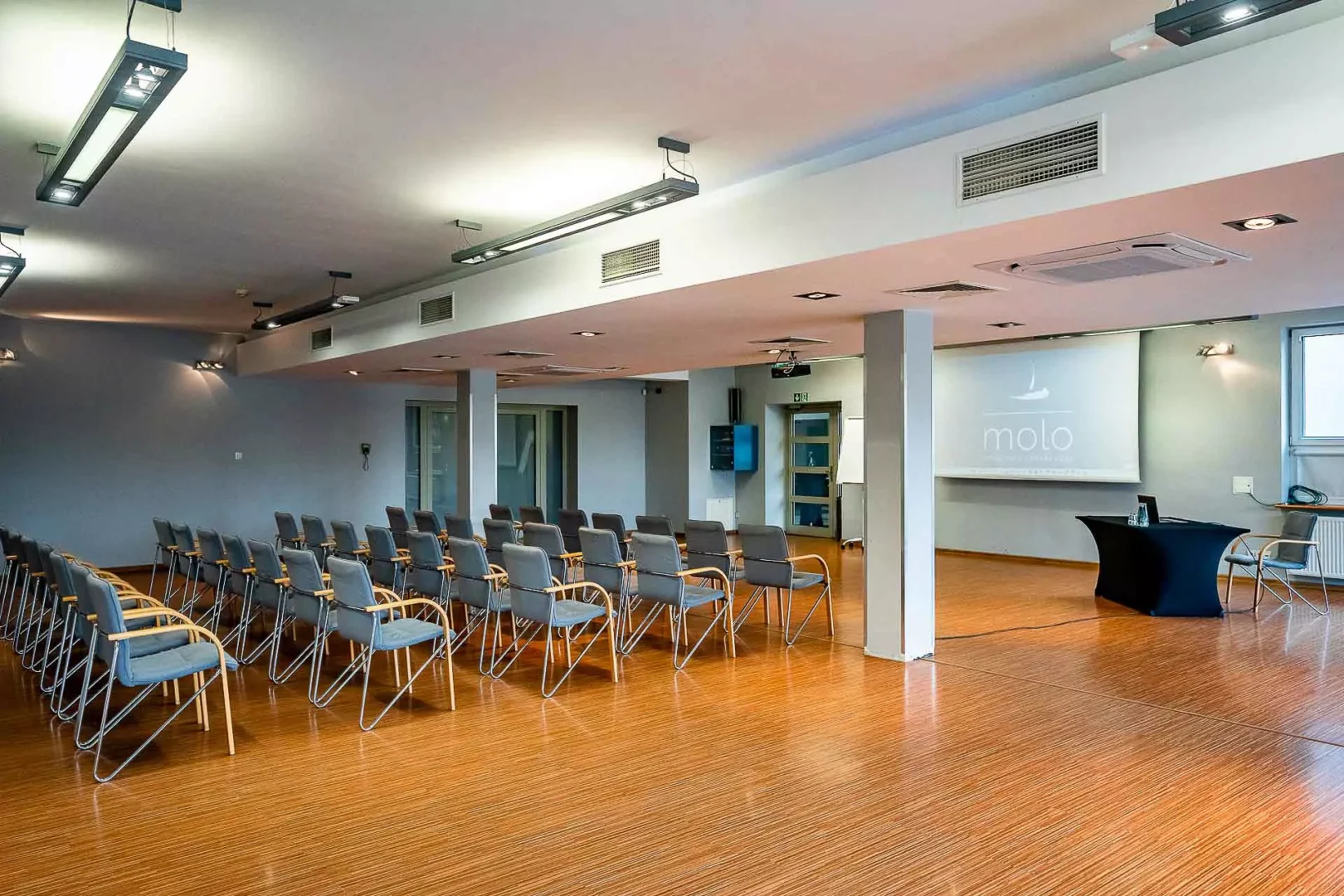 Sala szkoleniowa dla firm, organizacja eventów Hotel Centrum Molo w Smardzewicach, noclegi, restauracja